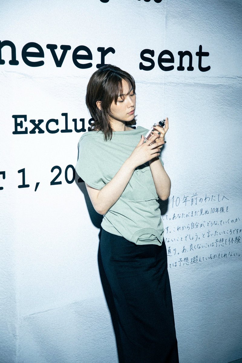 non_dayo_ne's tweet photo. 渋谷・道玄坂のポスターに、10年前のわたしへ手紙を書きました。
10年も経てば自分にアドバイスなどできるかな？と思いきや、書いてるうちに記憶を辿り当時の私から元気をもらいました。
とんでもないエネルギーで生きていたな。

ぜひ、Maison Margielaのレターネバーセントを体験してみてください。 のん
#PR #maisonmargielafragrances #トーキョーメモリーズ