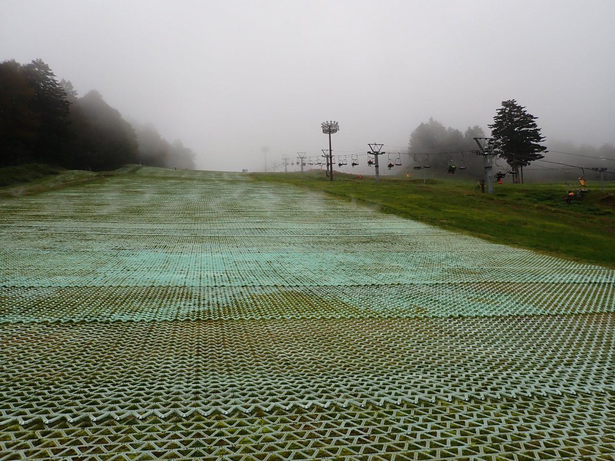 JF1JJW's tweet photo. スキーDay1＠丸沼高原⛷️
今シーズンは約束された暖冬なので、夏のうちから滑走日数を稼いでいくスタイル https://t.co/FsX5RIJpwy