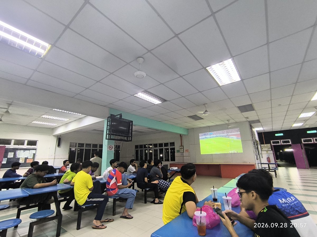 b011111111's tweet photo. Tengah tengok perlawanan bola sepak Malaysia vs Indonesia kat dewan selera kolej. https://t.co/uw9oNjSOiG