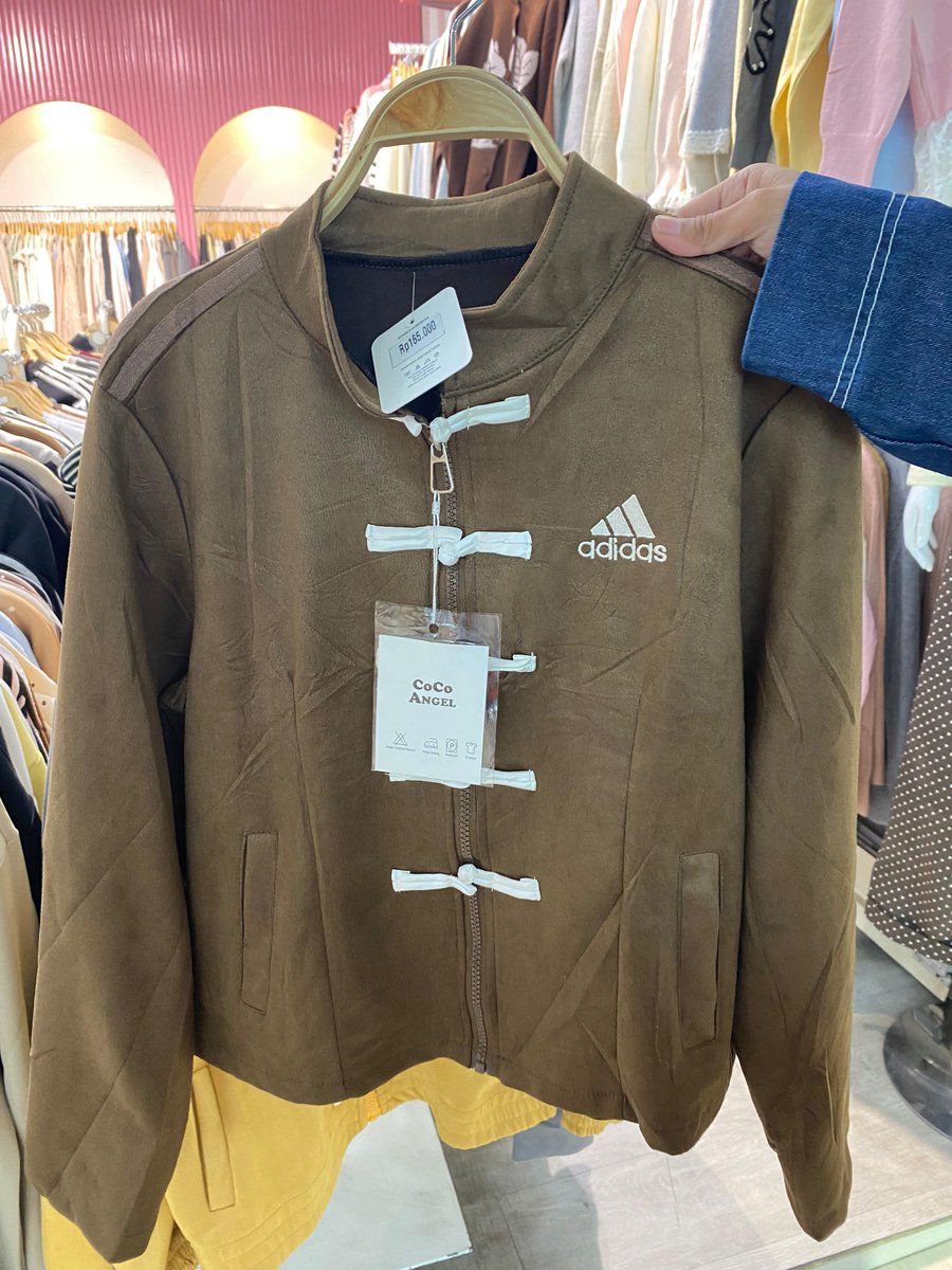 fitbyilen's tweet photo. Nemu jaket Adidas model cheongsam cuma Rp165 ribuan, ternyata CAKEP BANGET 😭 https://t.co/8pVllazix0
