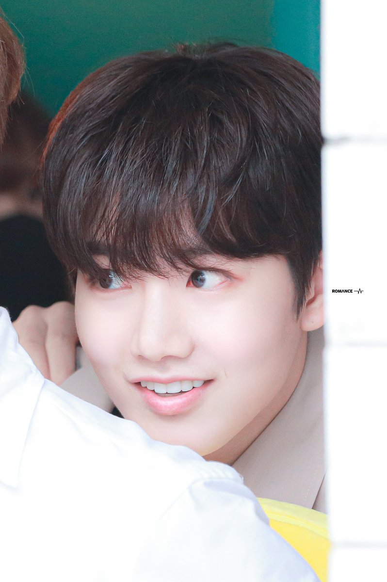 romance0099's tweet photo. 200814 정우님 뒤로 숨어버린 아기 준규👼👼 (점점 작아짐 너무귀여움.. 어캄 어떡하냐 진짜..) #준규 #JUNKYU #ジュンギュ https://t.co/mLlq63w2t4