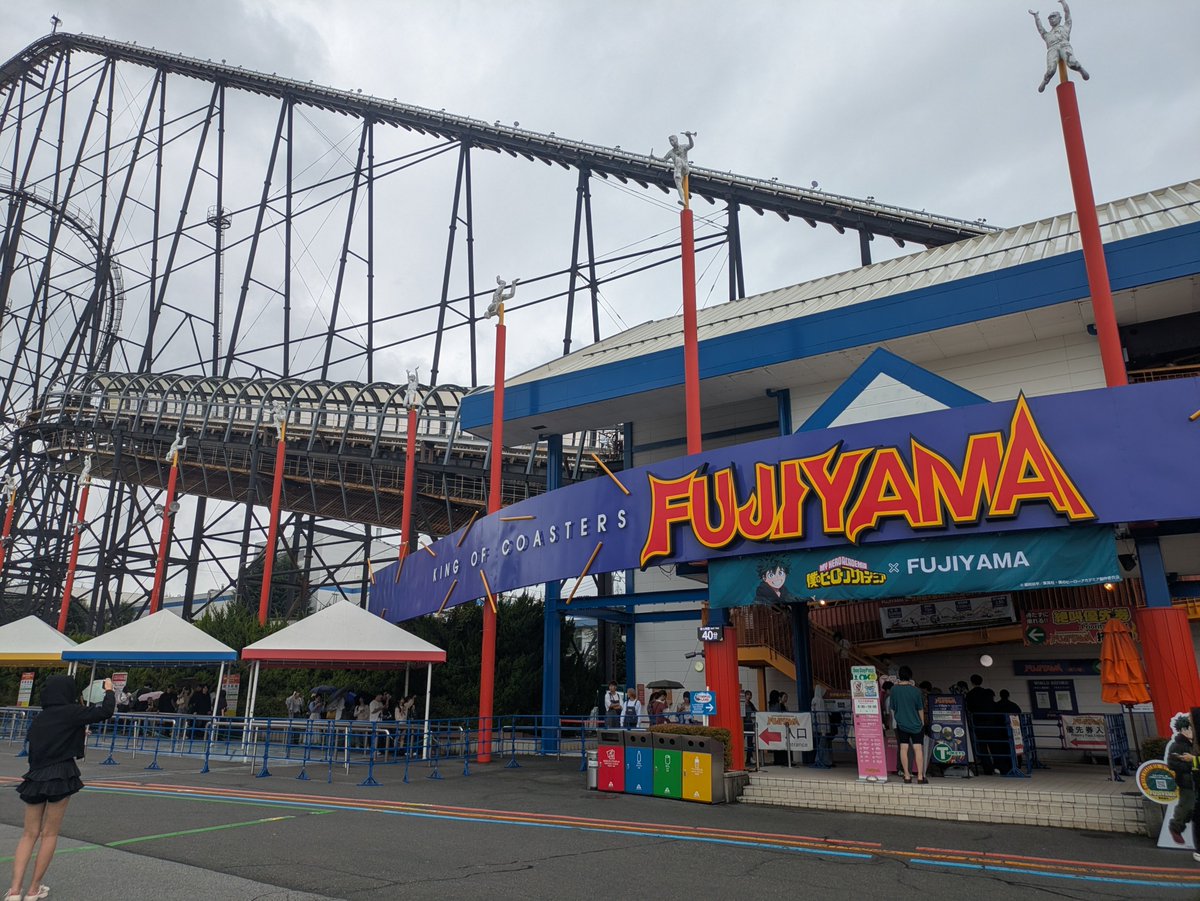 nakaterun's tweet photo. 上の子をなんとか説得してFUJIYAMAデビューさせたら終わった後に足がぷるぷるしてました。それでも一応楽しめたらしいです。
下の子は身長制限110cmをぎりクリアしてたものの全力拒否されました。 https://t.co/19zYyIWGcp
