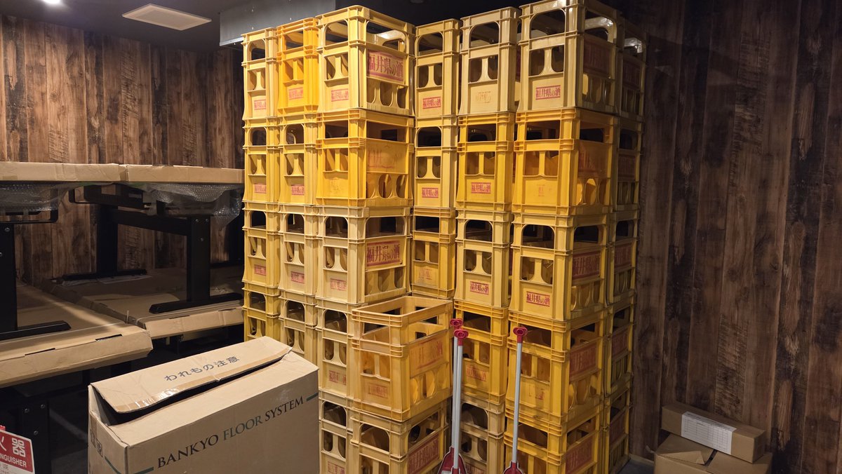 hesogourmet's tweet photo. へそ大坂城錦糸町店
10月8日オープン！

大量のお酒の箱🤗🤗🤗
コレがアレとどうなるか？

あの重い鉄板付きテーブルは
4階まで運ばれました🥵🥵🥵

オープンまであと10日！
本当に間に合うの！？ https://t.co/sVb1HyYGKu