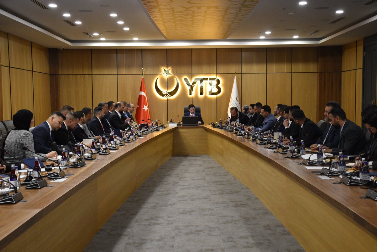 yurtdisiturkler's tweet photo. Iraklı Genç Liderler Programı başladı! 

Irak’tan gelen genç liderlerin katılımıyla gerçekleştirilen program kapsamında; Türkiye-Irak ilişkileri, bölgesel gelişmeler, Türkiye’nin yakın siyasi tarihi, savunma sanayii, liderlik, iletişim ve protokol gibi farklı başlıklarda eğitim ve etkinlikler gerçekleştirilecek.

Program süresince genç liderler, alanında uzman isimlerle bir araya gelerek Türkiye ve bölge gündemine ilişkin bilgi ve deneyimlerini geliştirme fırsatı bulacak.

#IraklıGençLiderler