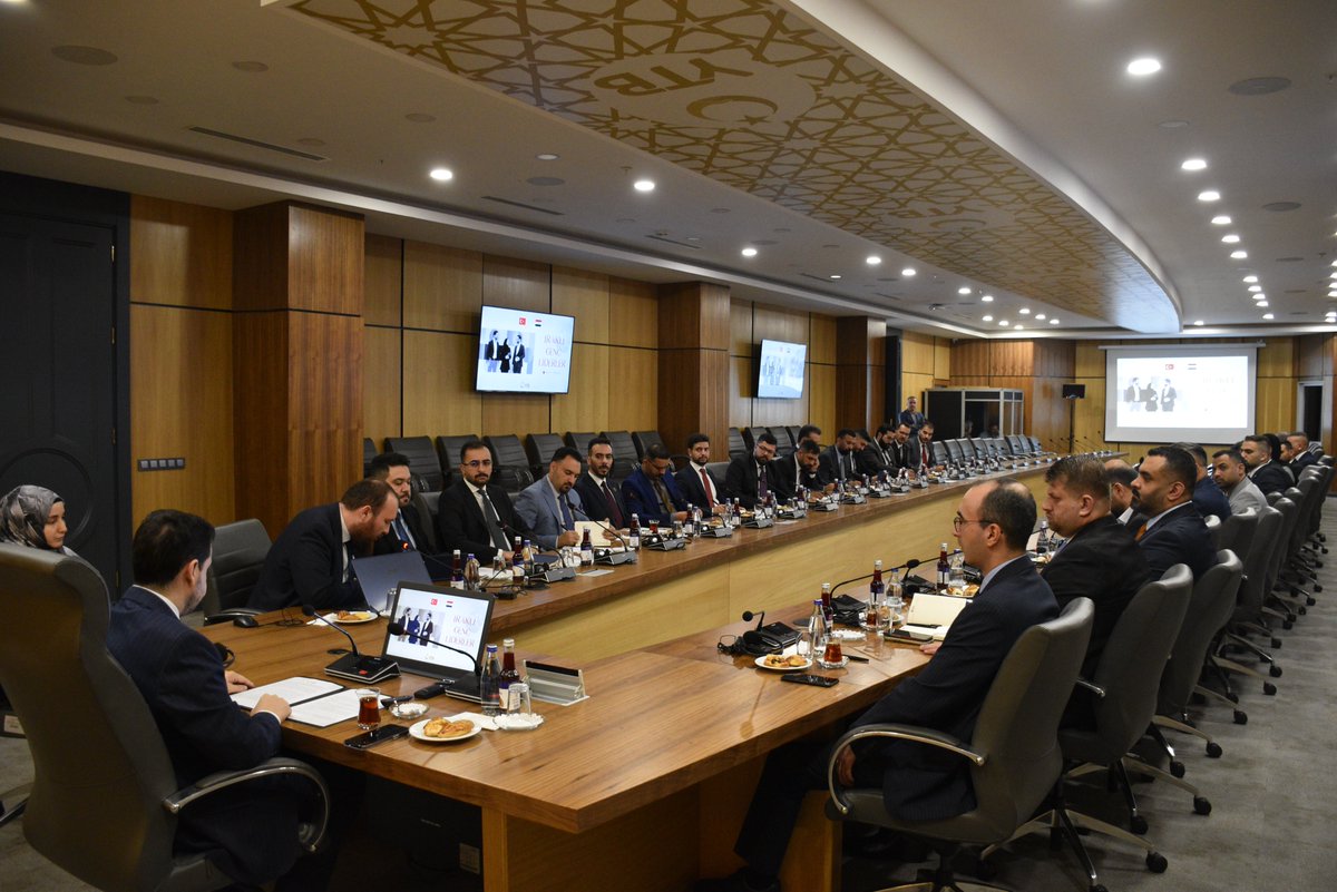 yurtdisiturkler's tweet photo. Iraklı Genç Liderler Programı başladı! 

Irak’tan gelen genç liderlerin katılımıyla gerçekleştirilen program kapsamında; Türkiye-Irak ilişkileri, bölgesel gelişmeler, Türkiye’nin yakın siyasi tarihi, savunma sanayii, liderlik, iletişim ve protokol gibi farklı başlıklarda eğitim ve etkinlikler gerçekleştirilecek.

Program süresince genç liderler, alanında uzman isimlerle bir araya gelerek Türkiye ve bölge gündemine ilişkin bilgi ve deneyimlerini geliştirme fırsatı bulacak.

#IraklıGençLiderler