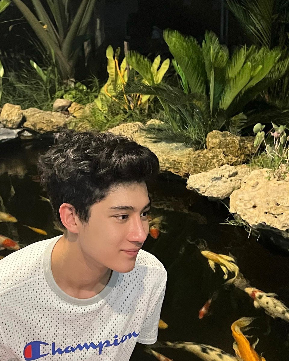 freeninpixels_'s tweet photo. พอย้อนกลับไปดูรูปตอน 2023 ก็แอบสงสัยนะ ฮียืดผมไหมหรือฟูอย่างงี้ทุกวันเลย ไม่ใช่ไรกุช้อคค่ะ หน้าสวย ตาแป๋ว ผิวเนียน หุ่นเพรียวยังจะผมหนาอีก ฮีคือศูนย์รวมทุกสิ่งที่ผญอยากมีอะเกทม่ะ55555 https://t.co/zbng6NaVR8