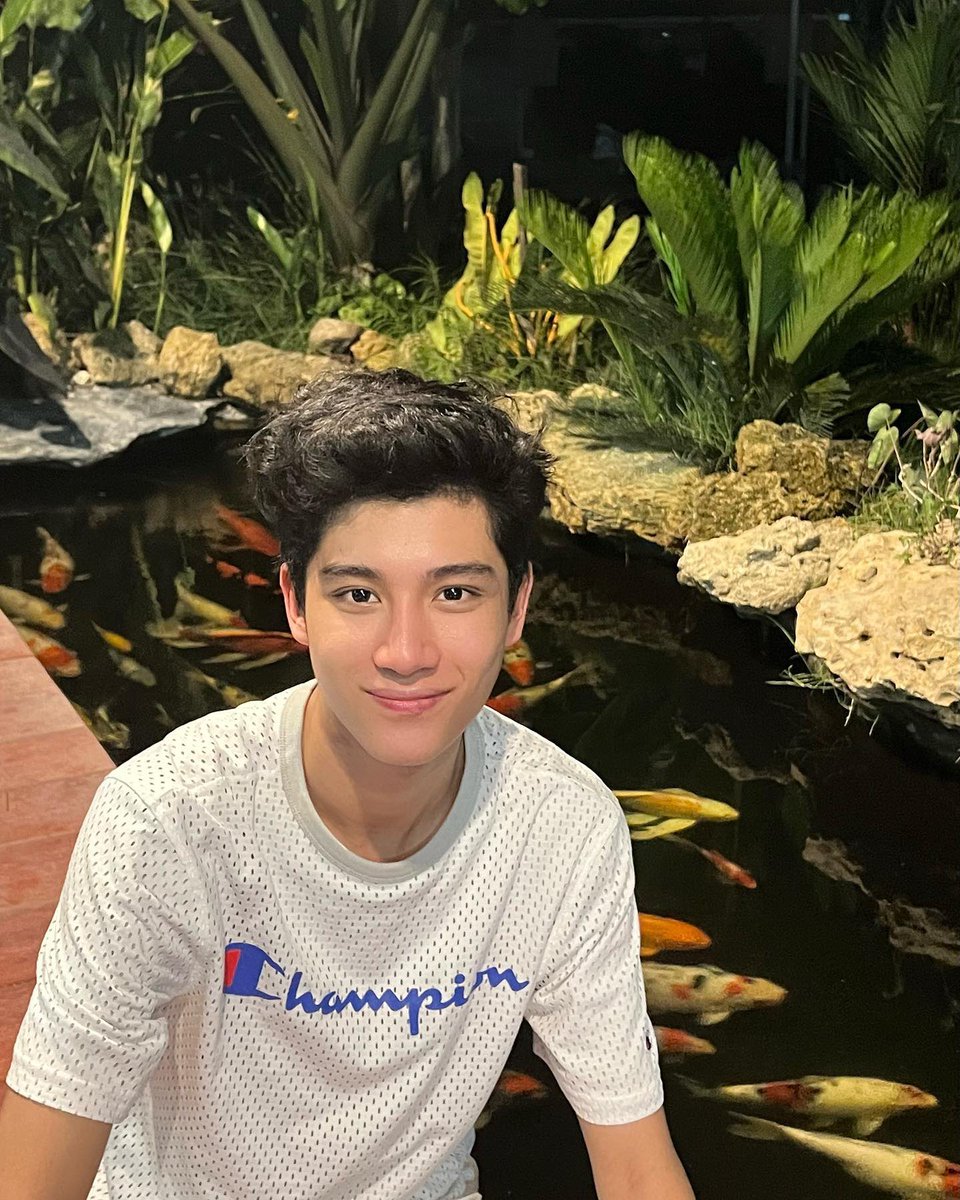 freeninpixels_'s tweet photo. พอย้อนกลับไปดูรูปตอน 2023 ก็แอบสงสัยนะ ฮียืดผมไหมหรือฟูอย่างงี้ทุกวันเลย ไม่ใช่ไรกุช้อคค่ะ หน้าสวย ตาแป๋ว ผิวเนียน หุ่นเพรียวยังจะผมหนาอีก ฮีคือศูนย์รวมทุกสิ่งที่ผญอยากมีอะเกทม่ะ55555 https://t.co/zbng6NaVR8
