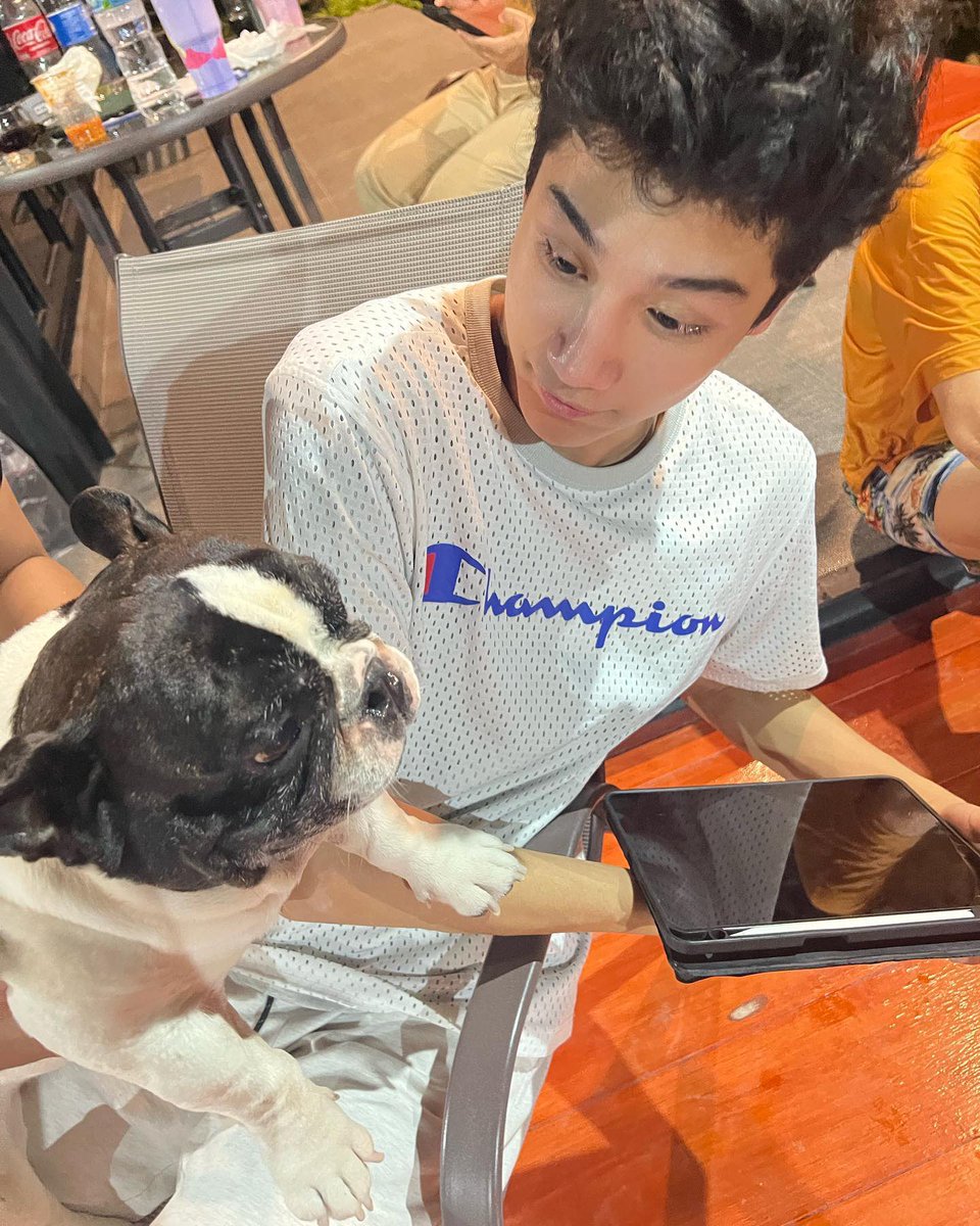 freeninpixels_'s tweet photo. พอย้อนกลับไปดูรูปตอน 2023 ก็แอบสงสัยนะ ฮียืดผมไหมหรือฟูอย่างงี้ทุกวันเลย ไม่ใช่ไรกุช้อคค่ะ หน้าสวย ตาแป๋ว ผิวเนียน หุ่นเพรียวยังจะผมหนาอีก ฮีคือศูนย์รวมทุกสิ่งที่ผญอยากมีอะเกทม่ะ55555 https://t.co/zbng6NaVR8
