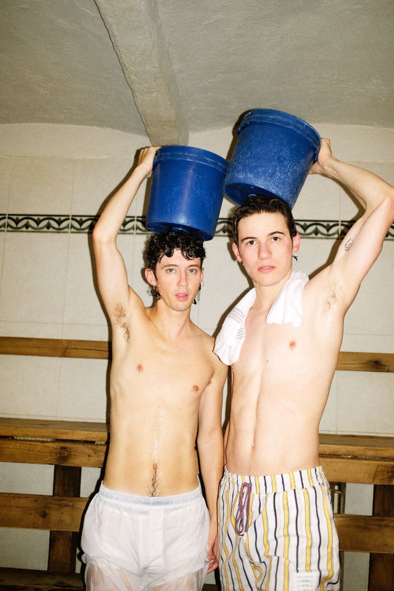 FilmUpdates's tweet photo. Troye Sivan and Sam Nivola for The Men’s Style Issue of New York Magazine

📸: Ryan McGinley https://t.co/fdwIdW07Om