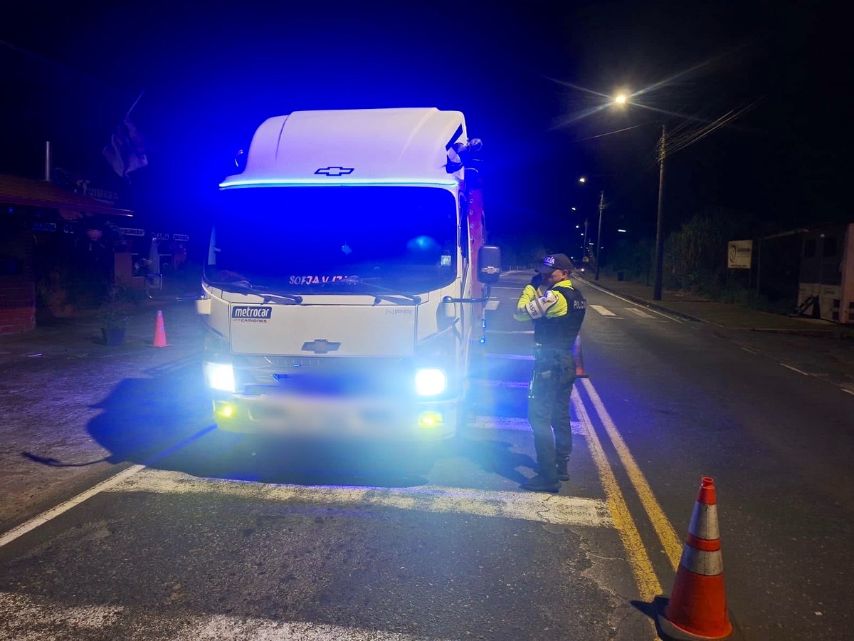 PoliciaEcZona3's tweet photo. 📍#PASTAZA| OPERATIVOS DE CONTROL CHECK POINT
En #Mera realizamos operativos en los puntos estratégicos denominados Check Point mediante controles de personas, vehículos con la finalidad de brindar presencia policial constante y así evitar actos delictivos.
#PolicíaEcuador https://t.co/JirQvBnvd5