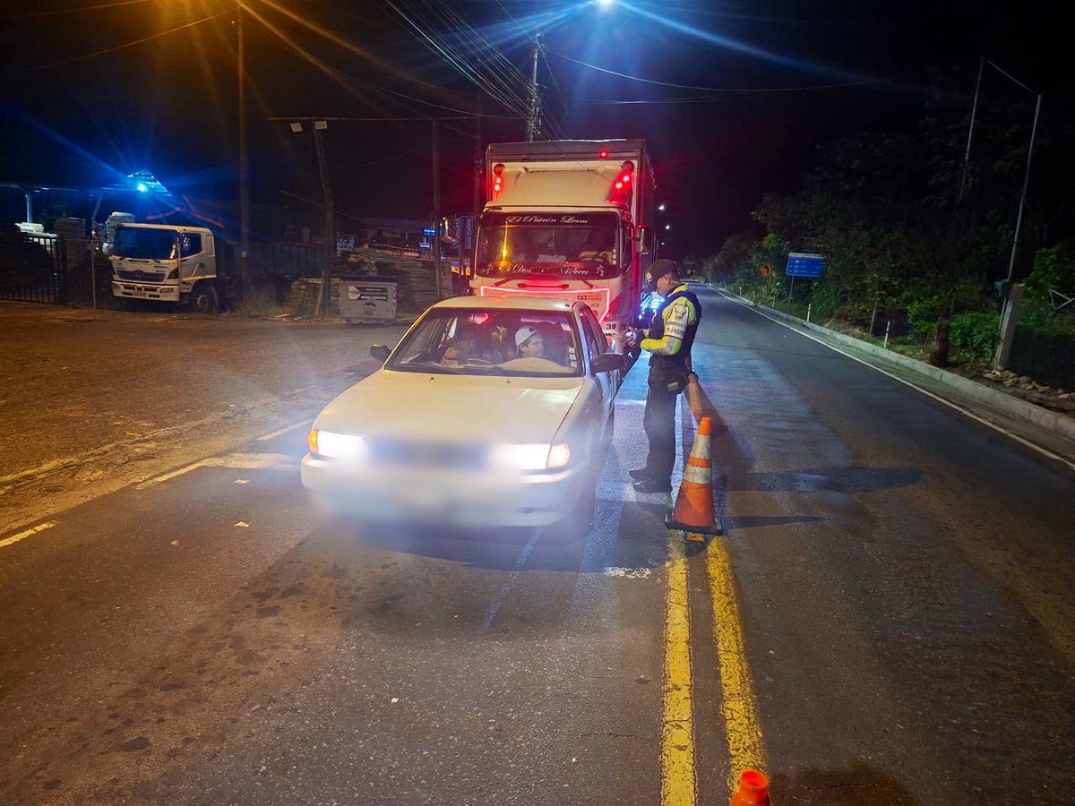 PoliciaEcZona3's tweet photo. 📍#PASTAZA| OPERATIVOS DE CONTROL CHECK POINT
En #Mera realizamos operativos en los puntos estratégicos denominados Check Point mediante controles de personas, vehículos con la finalidad de brindar presencia policial constante y así evitar actos delictivos.
#PolicíaEcuador https://t.co/JirQvBnvd5