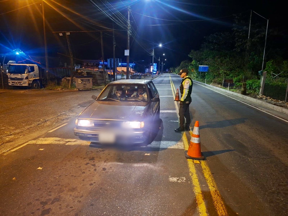 PoliciaEcZona3's tweet photo. 📍#PASTAZA| OPERATIVOS DE CONTROL CHECK POINT
En #Mera realizamos operativos en los puntos estratégicos denominados Check Point mediante controles de personas, vehículos con la finalidad de brindar presencia policial constante y así evitar actos delictivos.
#PolicíaEcuador https://t.co/JirQvBnvd5
