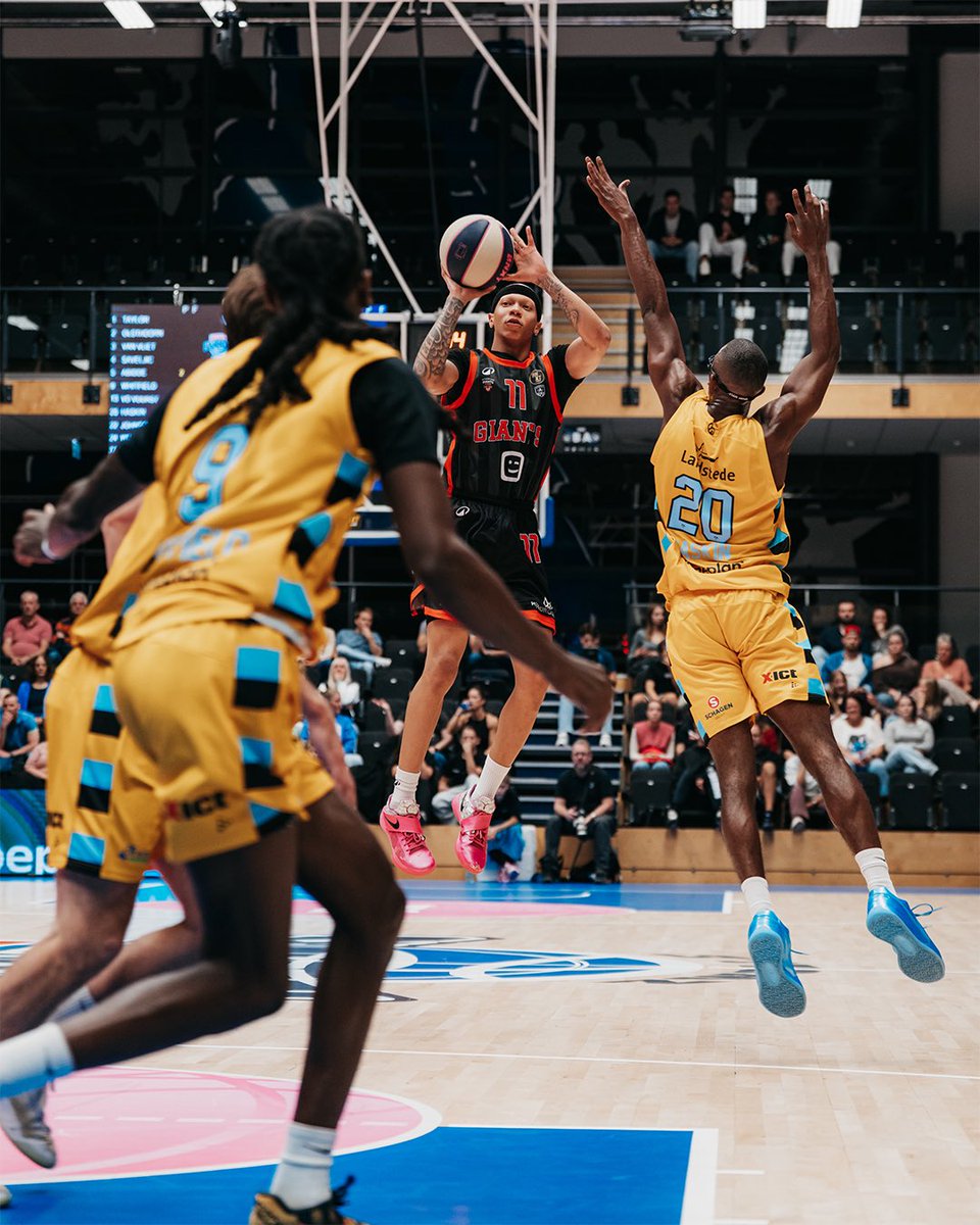 BnxtLeague's tweet photo. Windrose Giants Antwerp needed overtime to get past Landstede Hammers in Zwolle, securing a hard-fought 76-83 victory. 🔥

After a back-and-forth battle that saw the Hammers force OT with a huge three from Nelson Haskin, Antwerp found another gear when it mattered most. 🏆 https://t.co/aZXVo22c7V