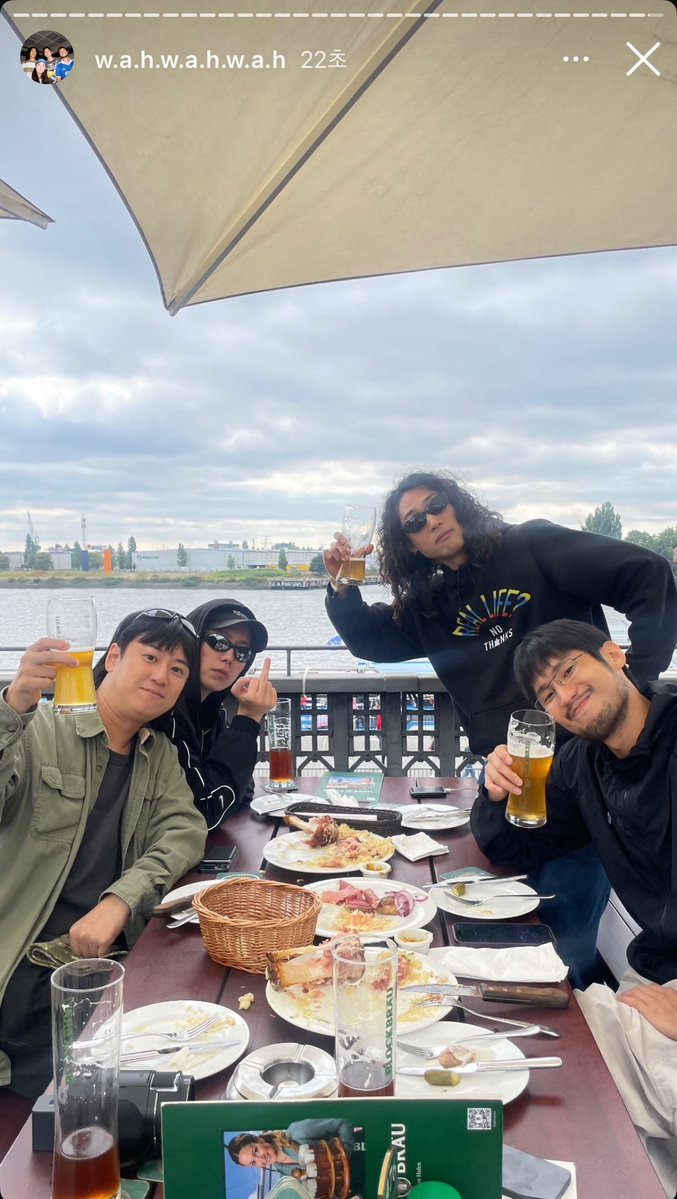 Mirai__happy123's tweet photo. 와와와를 와쇼2부터 봐왔는데 참 한결같이 이상한 사람들임 오래오래 건강하게 밴드해서 내 장례식장에서도 공연해줬으면 좋겠음 ㅠㅠ https://t.co/YBqos8rrE1