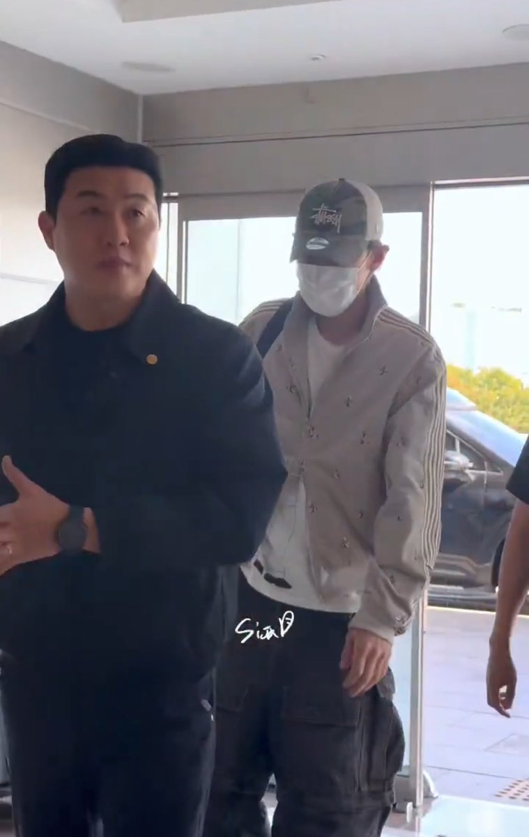 1992inlove's tweet photo. and it seems like this bodyguard hyung-nim after dropping Chanyeol off in Gimpo, he also picked up Baekhyun in Incheon https://t.co/7OSJlpNWeE