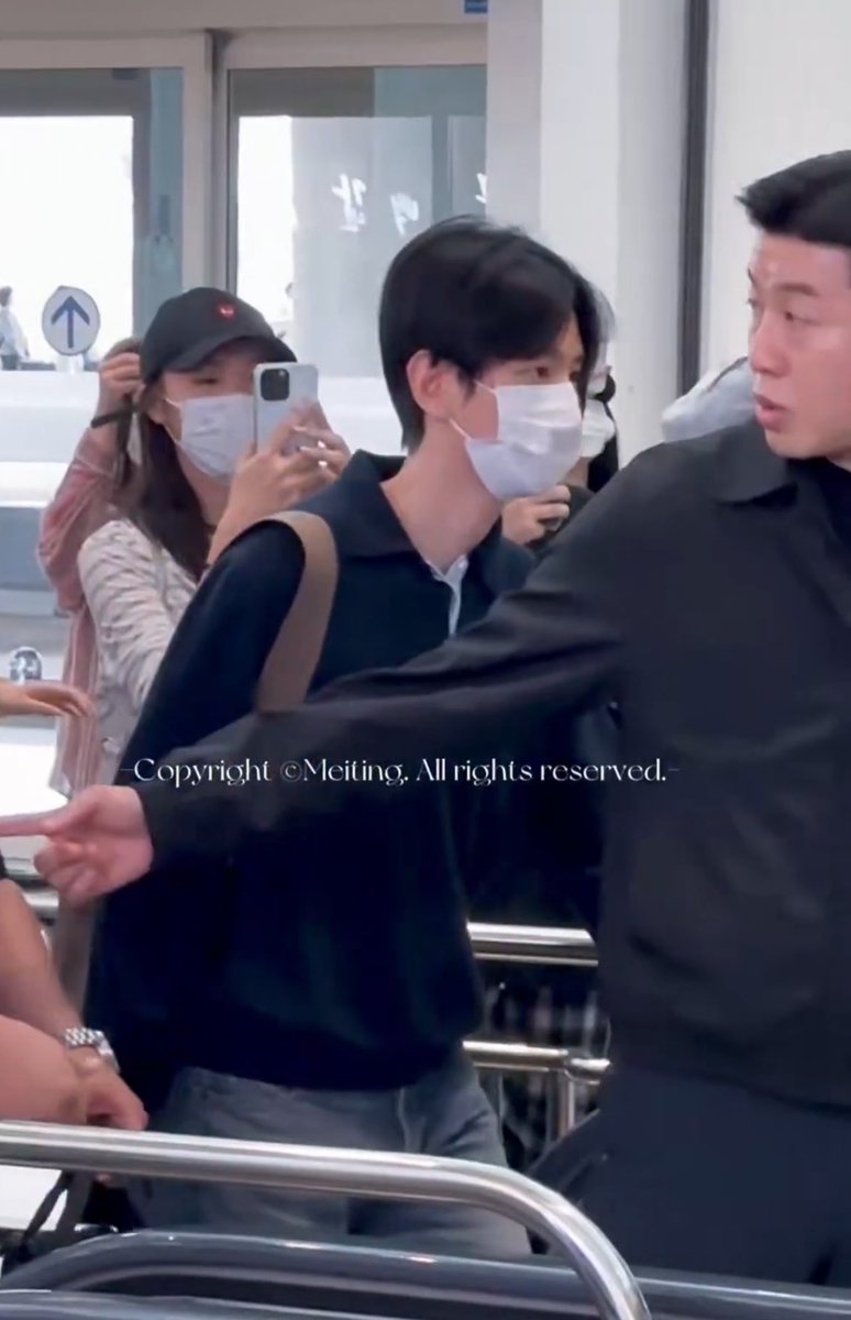 1992inlove's tweet photo. and it seems like this bodyguard hyung-nim after dropping Chanyeol off in Gimpo, he also picked up Baekhyun in Incheon https://t.co/7OSJlpNWeE