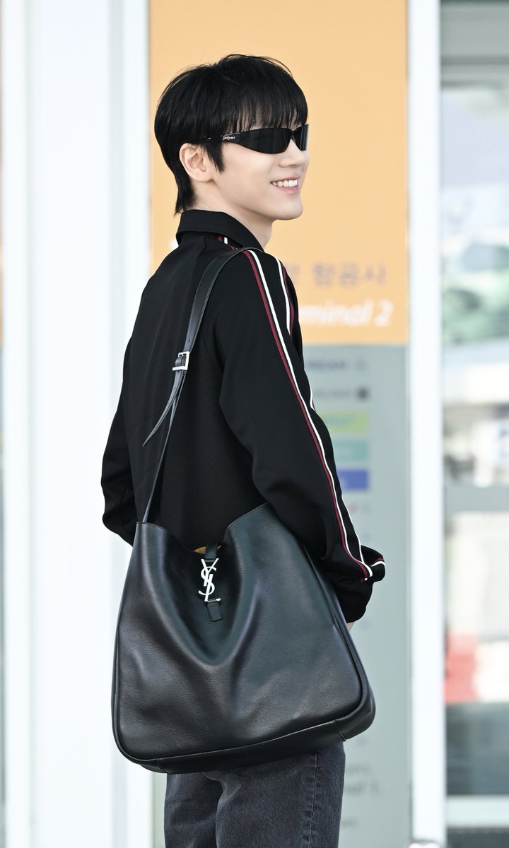 mintmag_th's tweet photo. เท่ไปเลยครับ! ส่องลุคหนุ่ม #เตนล์ ก่อนเดินทางเข้าร่วมชมแฟชั่นโชว์ Saint Laurent Women’s Summer 27 ณ กรุงปารีส ประเทศฝรั่งเศส ที่จะจัดขึ้นในวันที่ 30 กันยายน เวลา 02.00 น. ตามเวลาประเทศไทย พร้อมหยิบกระเป๋าใบใหม่ Le 5 à 7 maxi hobo bag มาใช้ในทริปนี้ 💚

#TENtoParisFashionWeek
#TEN
#YSL #SaintLaurent
#YvesSaintLaurent
#MintNews