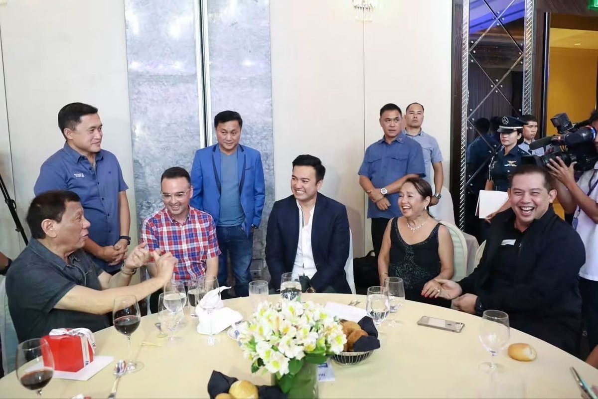 MackinleyZamora's tweet photo. During happier times, nung maganda pa ang hatian 🤭
Isipin ny na lang kung di sila nag away away, saan kaya tayo pupulutin? https://t.co/RWvzRpGPyW