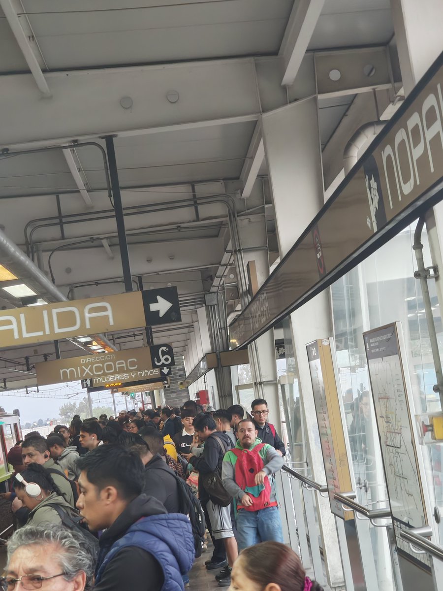 YectliRincon's tweet photo. @MetroCDMX esto es afluencia moderada en L12? andenes llenisimos dirección Mixcoac

no pasan trenes https://t.co/GVU4vL7pO9