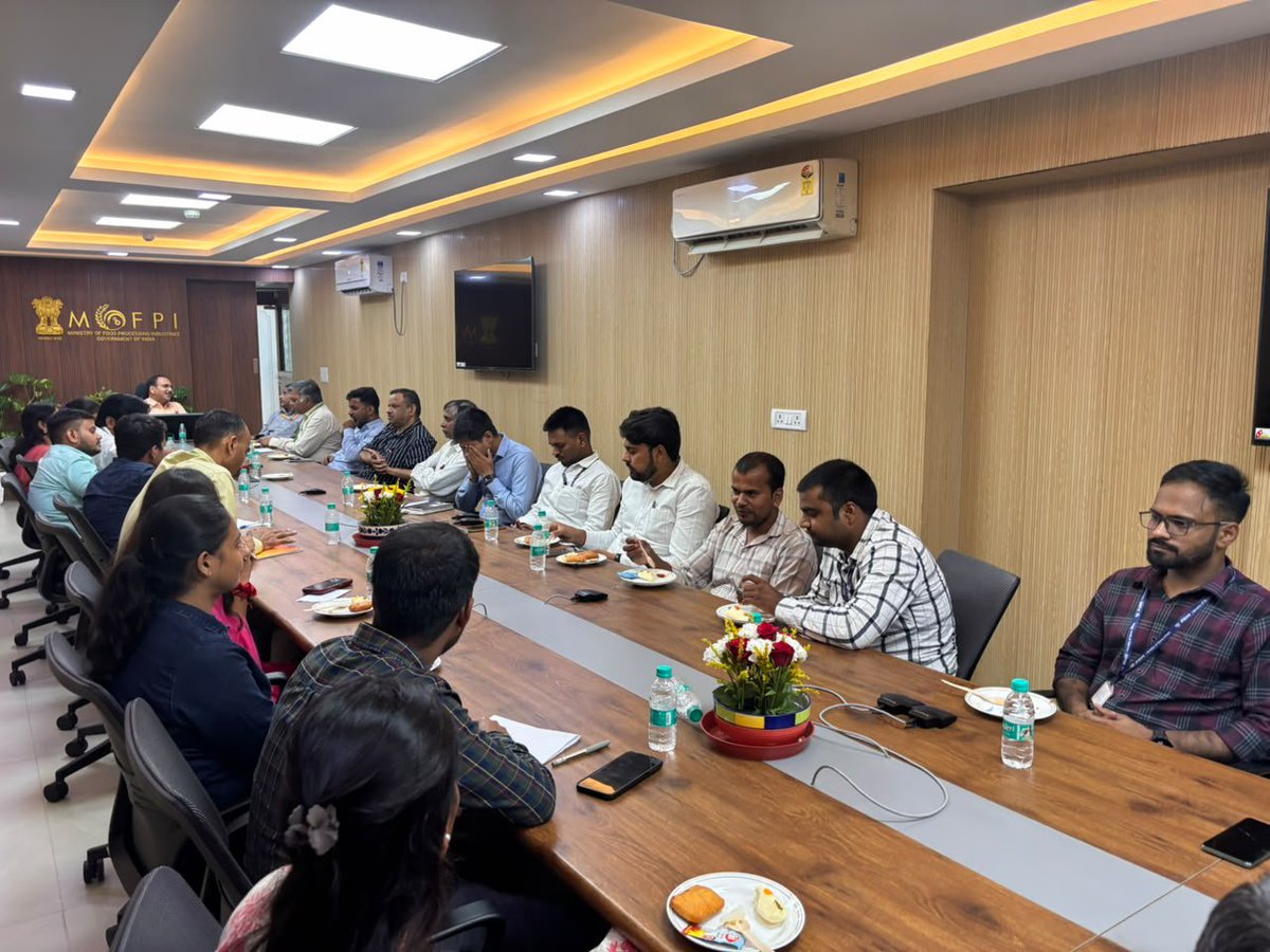 MOFPI_GOI's tweet photo. हिंदी पखवाड़ा के अंतर्गत #MOFPI में सभी अधिकारियों एवं कार्मिकों के लिए काव्य पाठ/हिंदी गीत प्रतियोगिता का आयोजन किया गया। प्रतियोगिता में प्रतिभागियों ने अपनी रचनात्मक प्रतिभा को गीतात्मक एवं काव्यात्मक शैली में प्रस्तुत किया।

#HindiPakhwada2026 https://t.co/lvptWMPZVs