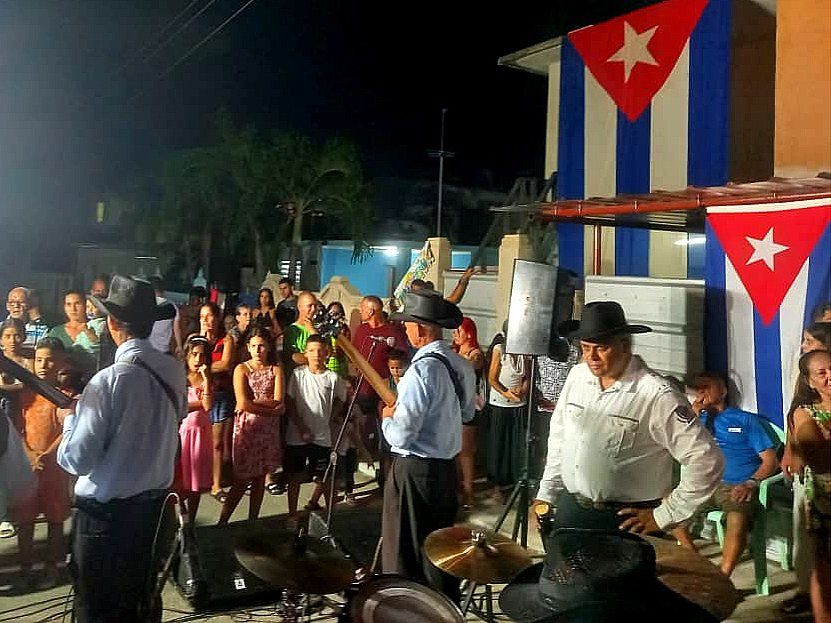 mariofsabines's tweet photo. Junto a @GHNordelo5, coordinador nacional de los @cdr_cuba, recorrimos anoche las actividades cederistas en el municipio cabecera de #Matanzas.
La fuerza del barrio se siente, se ve y se defiende. ¡Viva los CDR! 🇨🇺✊ #MatancerosEnVictoria #66CDR #CubaEstáFirme https://t.co/X0uNez346E