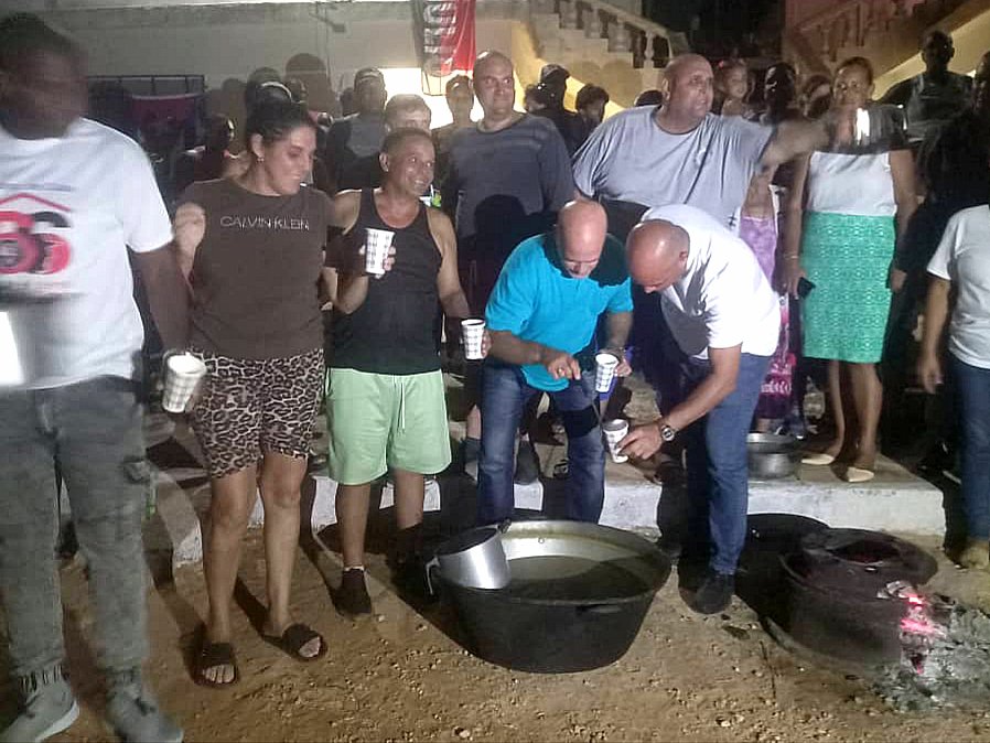 mariofsabines's tweet photo. Junto a @GHNordelo5, coordinador nacional de los @cdr_cuba, recorrimos anoche las actividades cederistas en el municipio cabecera de #Matanzas.
La fuerza del barrio se siente, se ve y se defiende. ¡Viva los CDR! 🇨🇺✊ #MatancerosEnVictoria #66CDR #CubaEstáFirme https://t.co/X0uNez346E