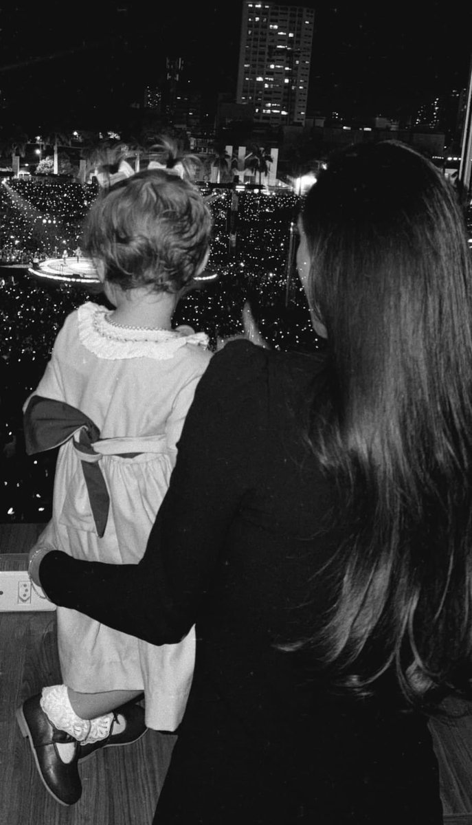 baianinhaadolu's tweet photo. Eu vivi para ver a filha do Luan assistindo o show dele 🥹 https://t.co/UTxtdOzRyu