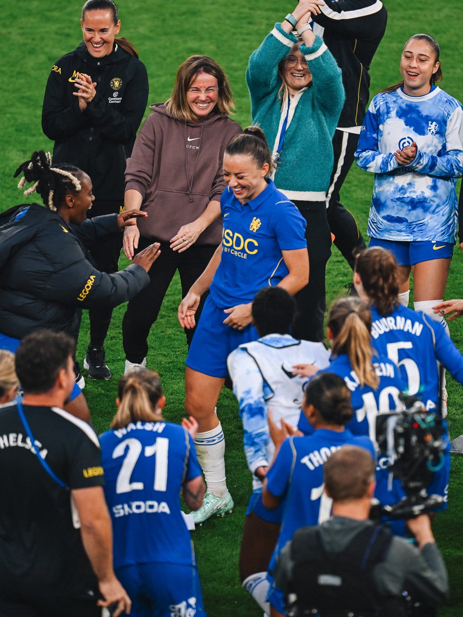 ChelseaFCW's tweet photo. The Chels. 🔵 https://t.co/cImitUx2uP
