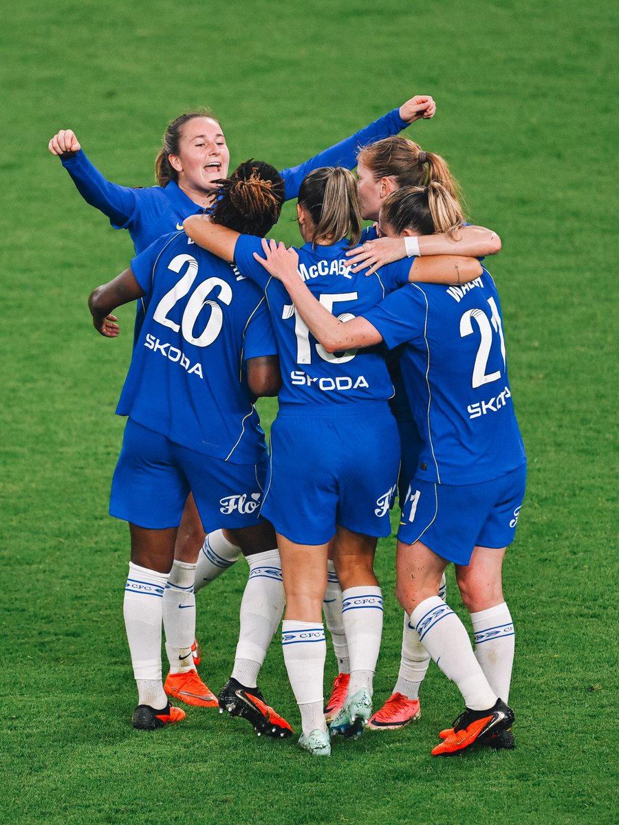 ChelseaFCW's tweet photo. The Chels. 🔵 https://t.co/cImitUx2uP