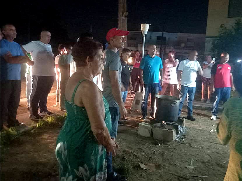 mariofsabines's tweet photo. Junto a @GHNordelo5, coordinador nacional de los @cdr_cuba, recorrimos anoche las actividades cederistas en el municipio cabecera de #Matanzas.
La fuerza del barrio se siente, se ve y se defiende. ¡Viva los CDR! 🇨🇺✊ #MatancerosEnVictoria #66CDR #CubaEstáFirme https://t.co/X0uNez346E