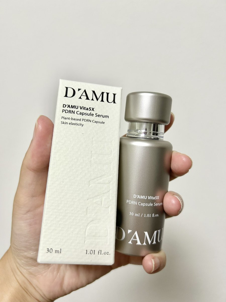 otoufuchan_tapi's tweet photo. DAMUのVITA5x PDRNカプセルセラム💊

ピンクのカプセルが肌になじんで使い心地が気持ちいいです。軽い使用感なのにうるおいが続きました👀使用すると毛穴やキメが整ってきたような…？スキンケアはもちろんメイク前にも使いやすい😃

#DAMU #PDRN #美容液 #低刺激 #韓国コスメ https://t.co/IhUAVBTo1n