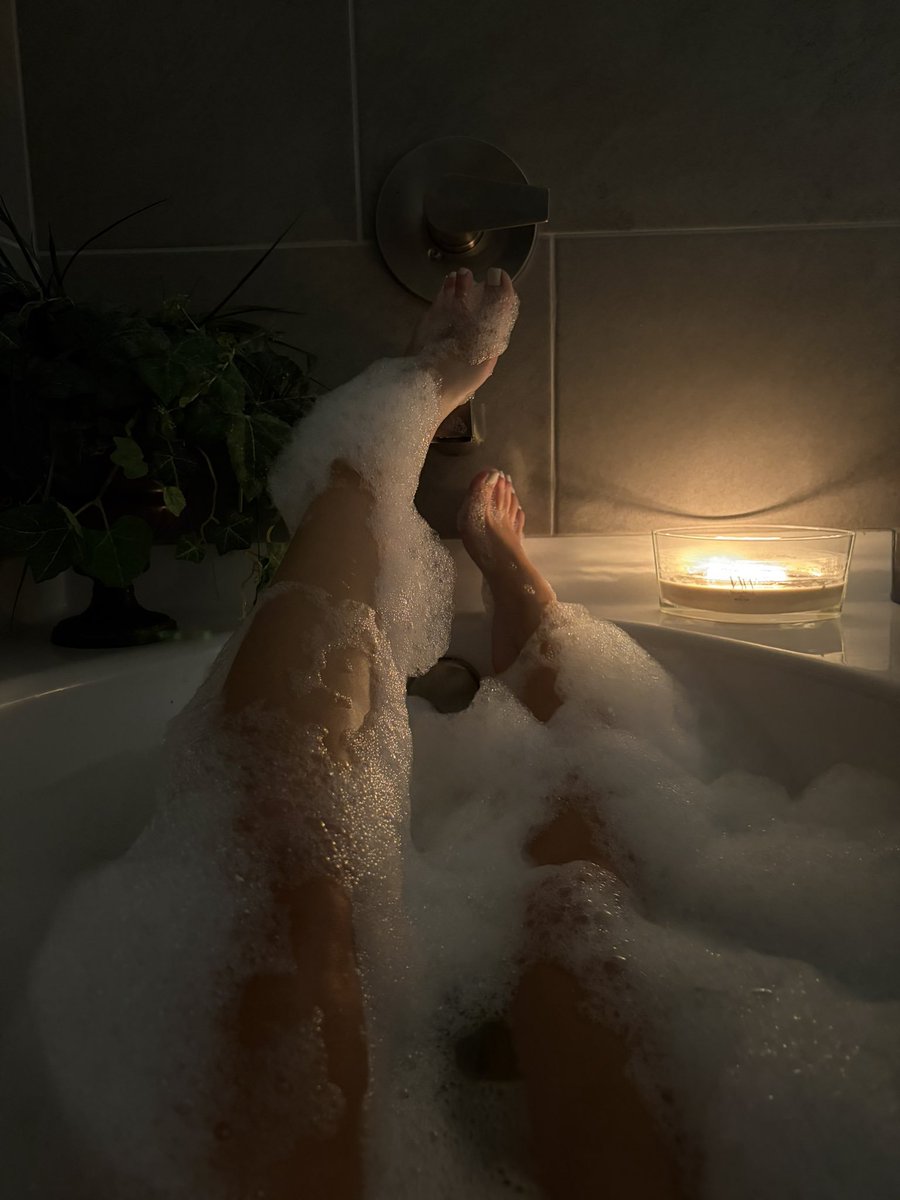 AlexisBecky00's tweet photo. you wish you could drink my bath water, dirty pig? 😈 https://t.co/QyUm9nTtVl