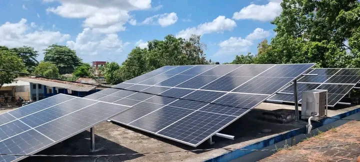 ManuelMilian9's tweet photo. Continúa @ETECSA_Cuba #PinardelRío en el cambio de matriz energética, mediante la instalación de sistemas fotovoltaicos en sus Centros Principales, lo cual impacta de manera positiva en los servicios de telecomunicaciones.   #EtecsaConCuba https://t.co/D1H8RJSdHG