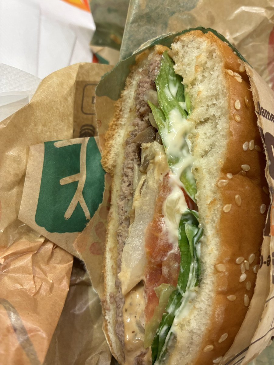 ogalinogalin's tweet photo. #バー��ーキング「マッシュルームワッパー」。秋の定番とのこと(パイナップルを月に見立てるのは諦めたか)。
オールヘビー、ハーフカットで注文。
ピザとか脂っこい料理にマヨネーズソースは嫌いなのだけど、キノコ🍄‍🟫多くてサラダ風だし、この場合は有りかな。 https://t.co/pO4VPioV41