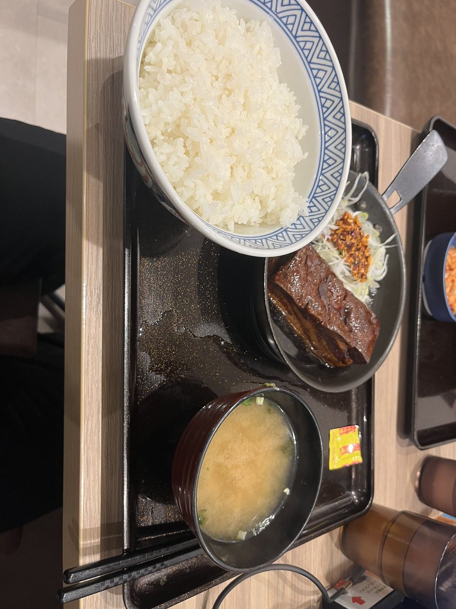Rio6265246's tweet photo. 配信で少し触れていただいた吉野家の角煮です！うづきさんの手作りに比べたら劣ってしまうかもしれませんがこれはこれで美味しかったので行く機会あったらぜひ！(値はそこそこします...)
 #うづしろふぁむごはん https://t.co/GltGp4NPee