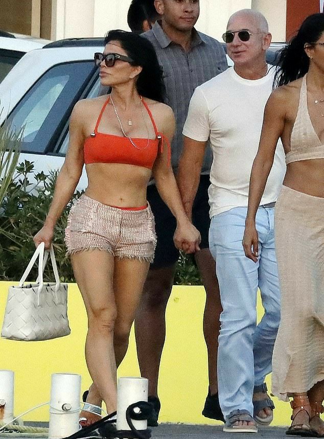 Cute_Ayana_'s tweet photo. Jezz bezos enjoying his retirement as a billionaire with lauren sanchez https://t.co/Y1ePNouGwQ