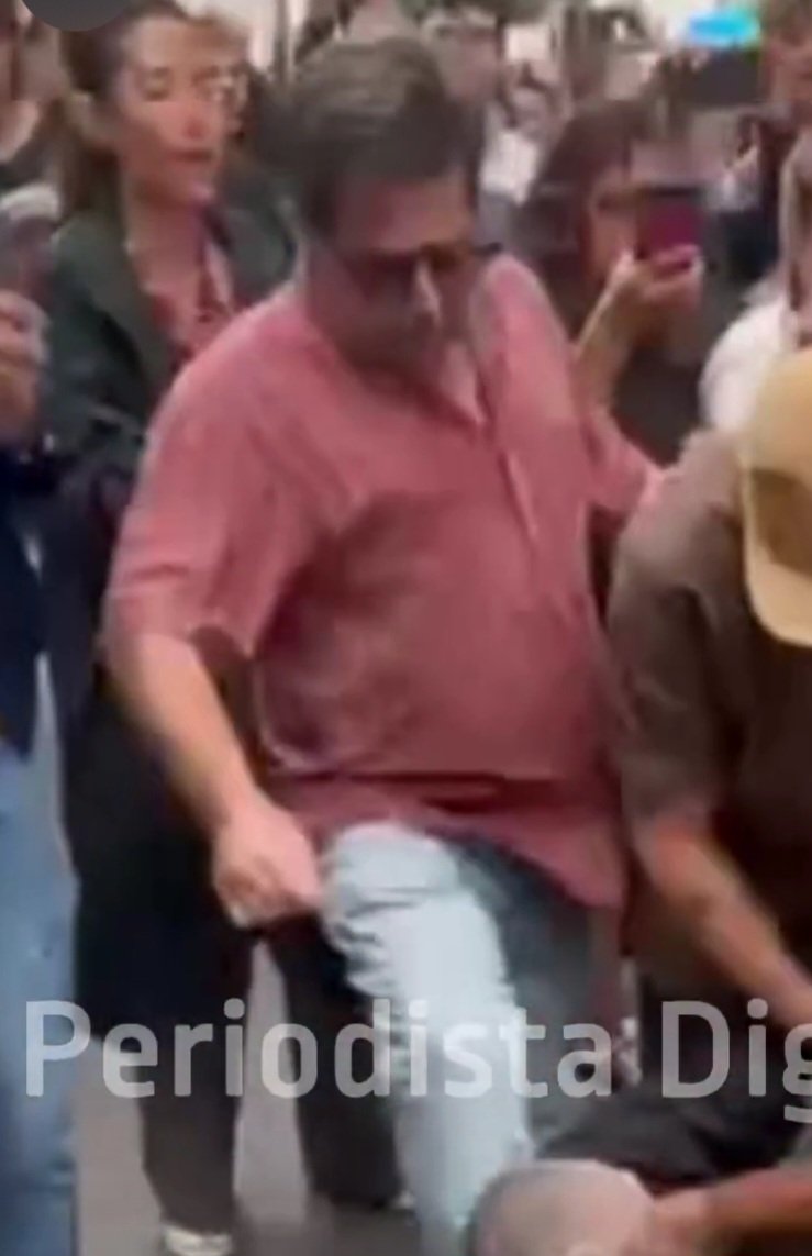 pop_eye_esp's tweet photo. @bertrandmyd El HDP que da las patadas en la cabeza al señor. https://t.co/dgKdQf2gft