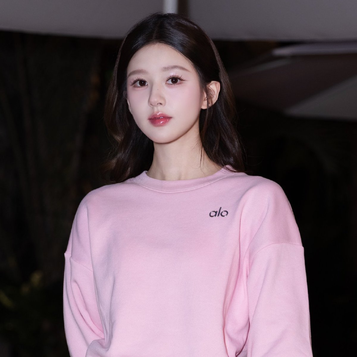 lusiwonii179's tweet photo. Even non-fans are shocked 😭 People who saw this pink dress in-store said they avoided it because the color looked so difficult to pull off, but after seeing Lusi wear it tonight, it’s nearly selling out, they cant stop parsing her.

ROSY FLOWS WITH ALO
#ZhaoLusixALO 
#ZhaoLusi https://t.co/YSvRZ5N20h