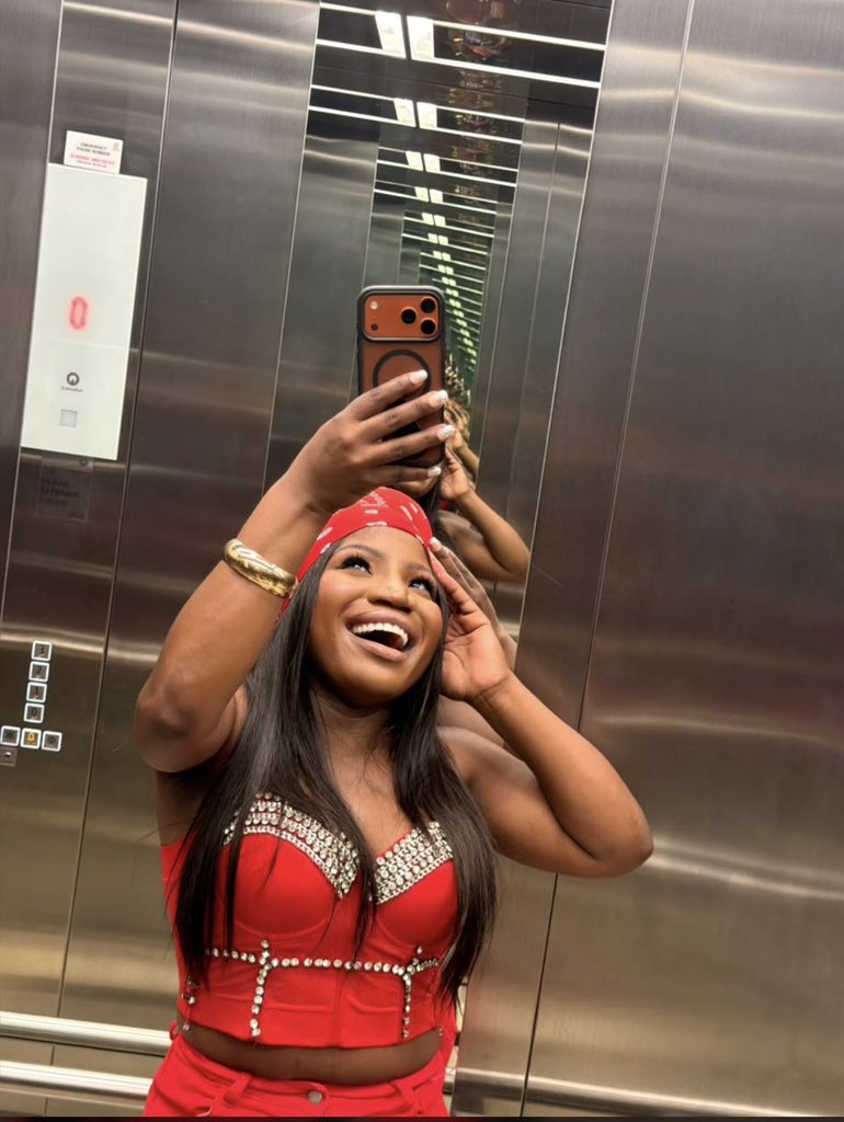 ChrisExcel102's tweet photo. Who knew that one day Makhadzi will look hotter than Minnie Dlamini ..😭😭 https://t.co/SMGotkgcbZ