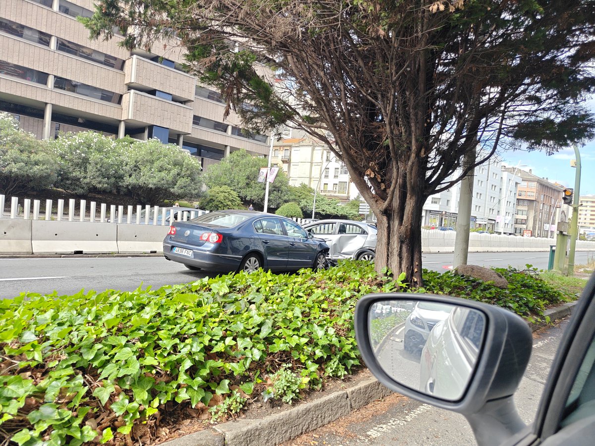 Rodrigol28's tweet photo. @RadioCoruna  están os tres carriles de entrada a Coruña pechsdos por un accidente https://t.co/vgA2Q2rdtB