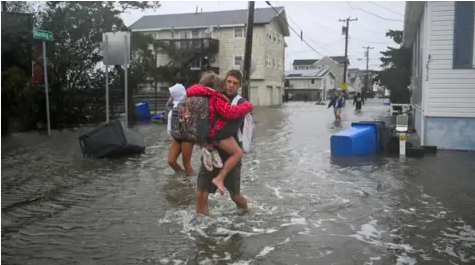 pearlfmug's tweet photo. Omuyaga gu 'nor'easter' mu kibuga New York ekisangibwa mu America guleese amataba, amasanyalaze gavuddeko, entambula n'esannyalala 'ebisaawe by'omupiira biggaddwa. Kigambibwa omuntu omu afiiriddemu mu mataba gano https://t.co/3Fp39TRAe8