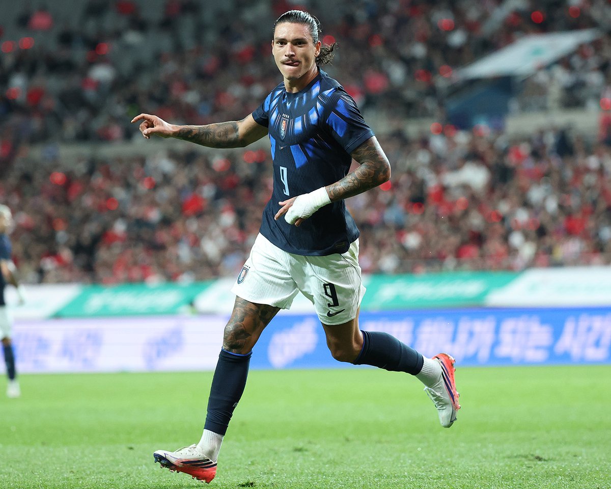 GoalJP_Official's tweet photo. ⚫️ ウルグアイが韓国に快勝！🔵

ウルグアイ代表がダルウィン・ヌニェスの2得点など4ゴール！

先日、暫定監督の初陣のエクアドル戦で勝利を収めていた韓国だが新体制2試合目で初黒星に。

🆚韓国 1-4 ウルグアイ
🇺🇾13' ヌニェス
🇺🇾27' デ・アラスカエタ
🇺🇾43' OG
🇺🇾62' ヌニェス
🇰🇷80' イ・ガンイン https://t.co/9sdur3GrMr