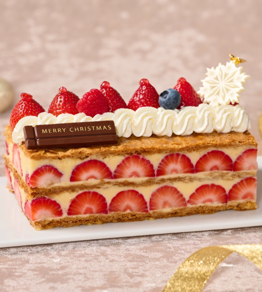fashionpressnet's tweet photo. 帝国ホテル 大阪26年クリスマスケーキ、苺たっぷりのミルフィーユ＆チョコフリルの限定ケーキ - https://t.co/4komCR7ekZ https://t.co/RK6JGF8xBV