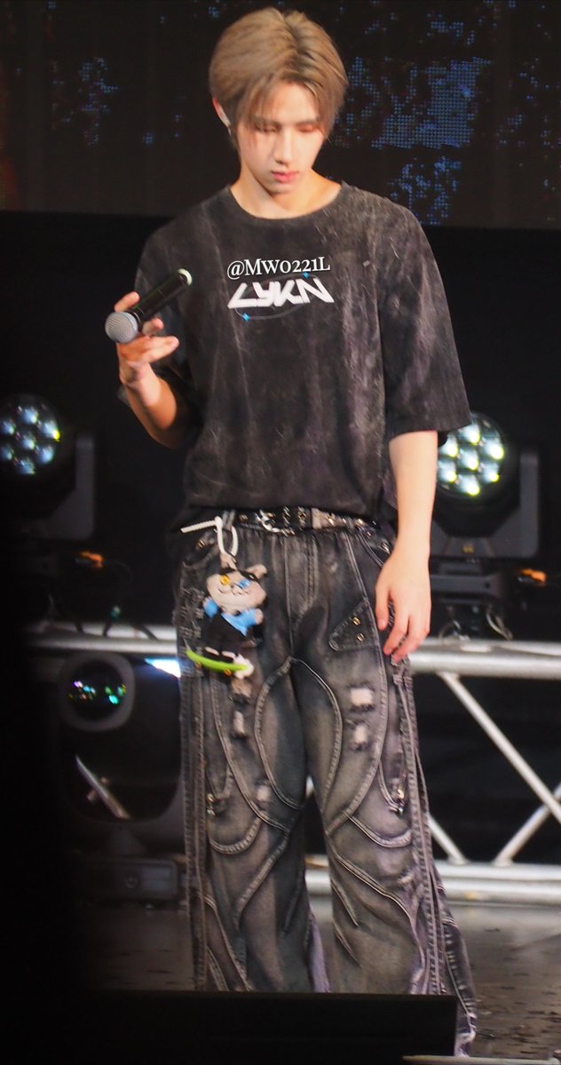 Mw0221l's tweet photo. お遊びHONG君🩷
銀テ✨を捕まえるお遊び
マイク🎤を手のひらに立てるお遊び
マイク🎤回しをするお遊び
時々メンバーのお話し聞かずに黙々とHONG君🩷の世界へ🤣

👇DAY1

#LYKNDuskAndDawnxOsaka
#hongshihoshi https://t.co/SyX75hpgzg
