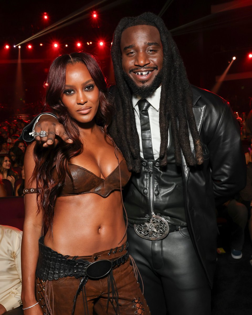 enews's tweet photo. The #VMAs was a night to remember. 🤩 (📷: CBS) https://t.co/WbImR9ih4w