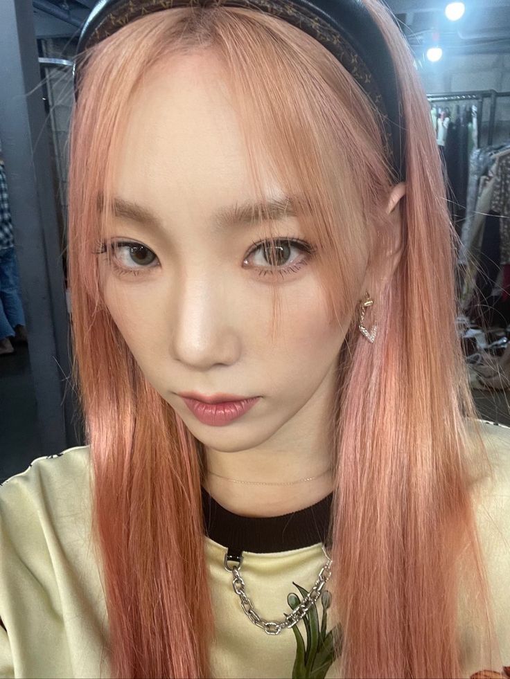 npomvtt's tweet photo. 🙂‍↕️👩‍❤️‍💋‍👩‼️ SABE MUITO! Taeyeon do Girls' Generation dando conselhos pra uma fã via aplicativo de mensagens.

Fã: Tá tão difícil achar um homem que dê pra casar :(
Taeyeon: Isso acontece mesmo... Então que tal procurar uma mulher? https://t.co/ekizsmBmpI