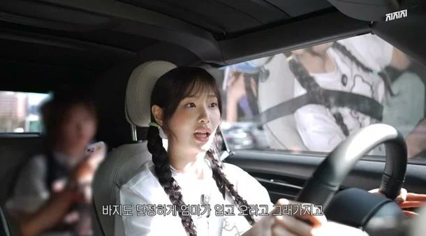 NetizenSpill's tweet photo. Chuu Eventually Apologizes Over Her First-Ever Wedding Singer Outfit: "My Mom Held Her Head in Disbelief... It Was My Most Cherished Jacket"

1. [+171;-14] She's pure and didn't even hurt anyone... She never bothered her manager or stylists either, and honestly, she just looks great
2. [+131;-14] It's a bit unfortunate, but it's not like there's a strict right or wrong answer here anyway. She said she put thought into it, and above all, it's the thought that counts
3. [+29;-9] Seeing how her dad acted on the phone call before, Chuu's parents don't seem like the type to encourage or cheer their daughter on. Instead, they seem to criticize and vent at her, which makes me feel so bad for her. If it were my daughter, I wouldn't have even asked her to sing at the wedding in the first place. She went out of her way to perform, so why scold her? During that phone call, when she said she was struggling, her dad was completely unresponsive and sullen, basically telling her "you need to do better yourself." It was so frustrating to watch. Being an idol is such a high-stress job, she really needs a safe haven to lean on, so it's heartbreaking to see
4. [+10;-9] She was a total nuisance just because she looked so pretty..
5. [+7;-4] If Chuu were to sing at my wedding, I'd bow down and thank her even if she showed up wearing a burlap sack

cr: Nate

#chuu #loona