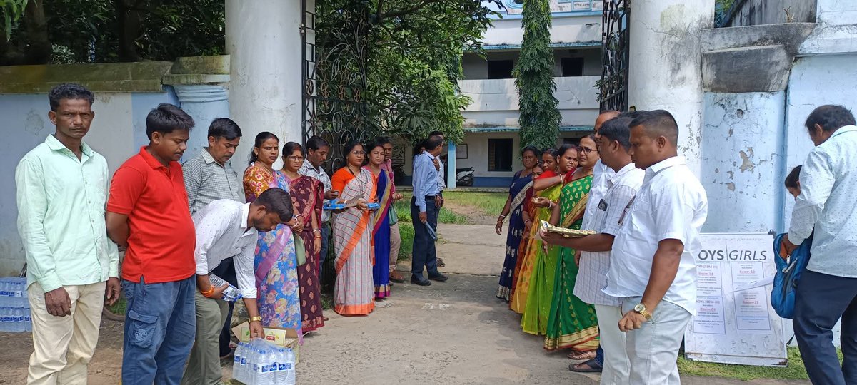 shampamathur's tweet photo. আজ খন্ডঘোষ বিধানসভার ৫ নাম্বার মন্ডলে জুবিলা প্রগতি বিদ্যানিকেতনে উচ্চ মাধ্যমিক পরীক্ষার্থীদের কে উৎসাহ প্রদানের জন্য  সেবা মেরা যোগদানে তাদেরকে  চন্দনের ফোটা , পেন ও জলের বোতল দিয়ে শুভেচ্ছা জানানো হলো। 
#সেবাসঙ্কল্পঅভিযান 
#বিজেপি 
#নরেন্দ্রমোদি
#নীতিননবীন https://t.co/MusVawjlTv