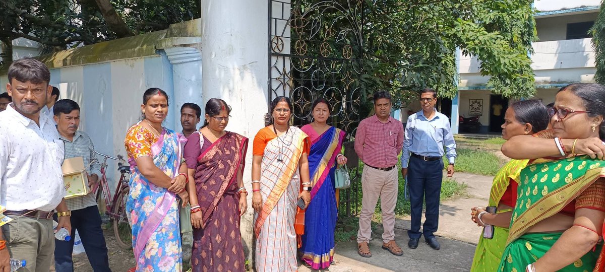 shampamathur's tweet photo. আজ খন্ডঘোষ বিধানসভার ৫ নাম্বার মন্ডলে জুবিলা প্রগতি বিদ্যানিকেতনে উচ্চ মাধ্যমিক পরীক্ষার্থীদের কে উৎসাহ প্রদানের জন্য  সেবা মেরা যোগদানে তাদেরকে  চন্দনের ফোটা , পেন ও জলের বোতল দিয়ে শুভেচ্ছা জানানো হলো। 
#সেবাসঙ্কল্পঅভিযান 
#বিজেপি 
#নরেন্দ্রমোদি
#নীতিননবীন https://t.co/MusVawjlTv