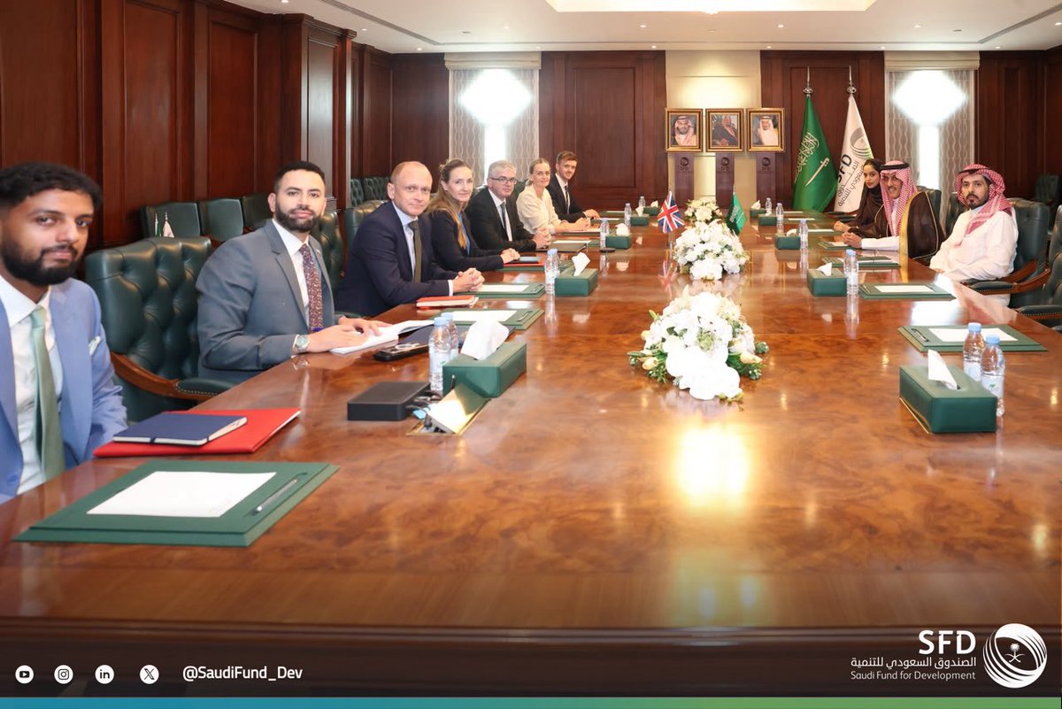 SaudiFund_Dev's tweet photo. #الرياض | استقبل نائب الرئيس التنفيذي لـ #الصندوق_السعودي_للتنمية م.فيصل القحطاني في مقر الصندوق؛ المبعوث البريطاني لمجموعة العشرين السيد مايكل إيلام والوفد المرافق له. وجرى خلال اللقاء الاطلاع على مسيرة الصندوق في دعم التنمية الدولية، ودوره في تعزيز الشراكات التنموية الدولية.

 #نزدهر_معًا